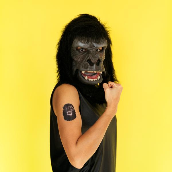 2018_guerrillagirls_feministmaskedavenger_applied_web-6_grande.jpg