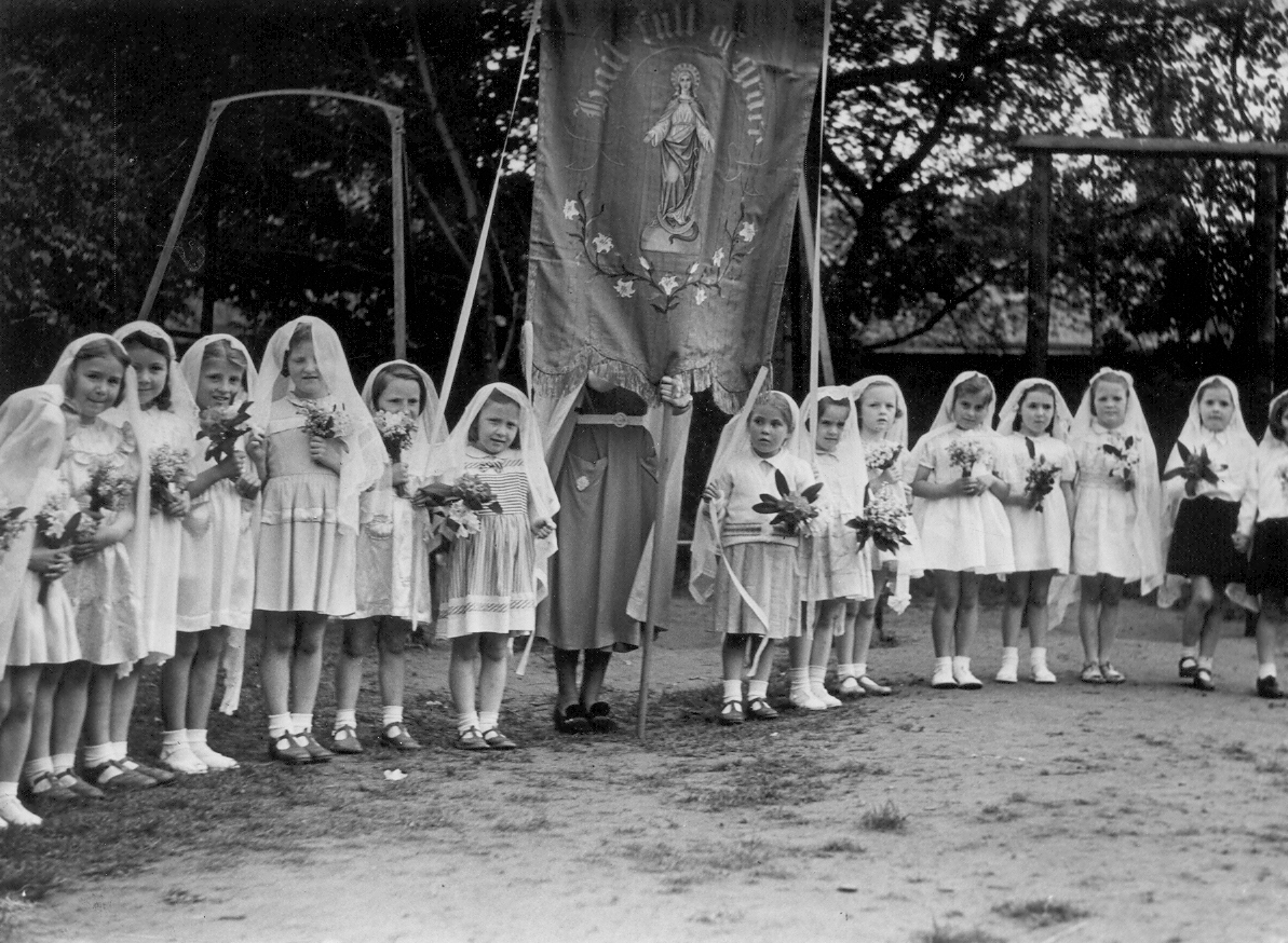 Flower girls after May Procession 1952 greyfriars.jpg