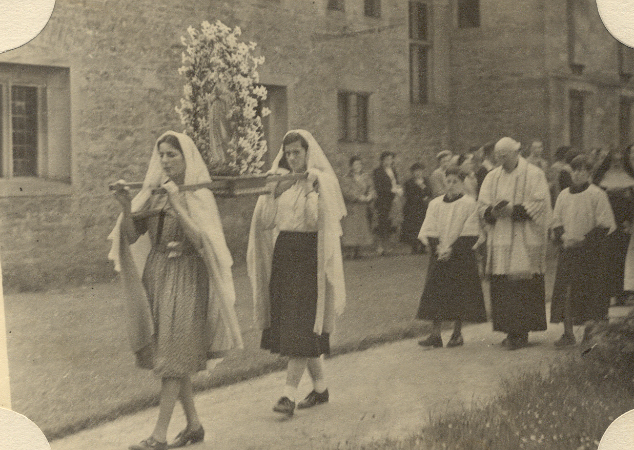 May Procession 1952 greyfriars.jpg