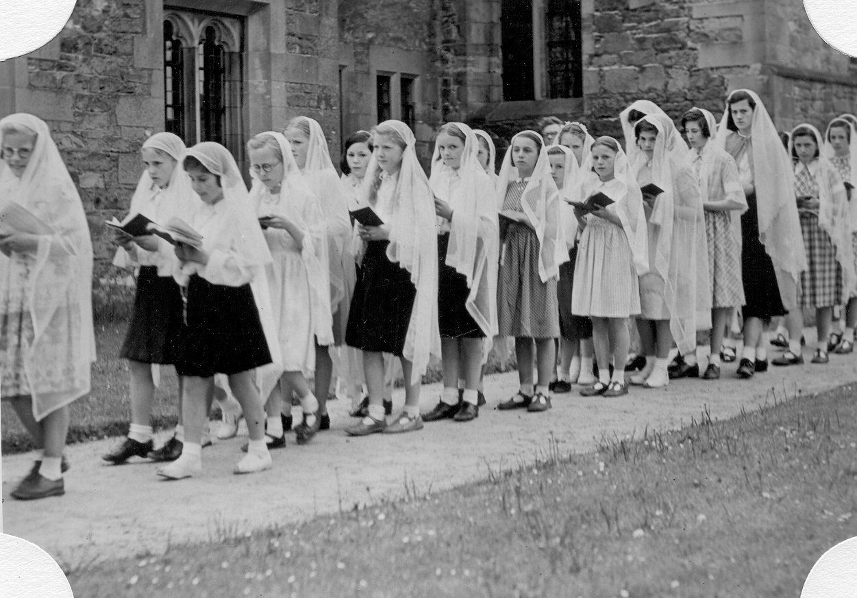 Kids in May Procession 1952 greyfriars.jpg