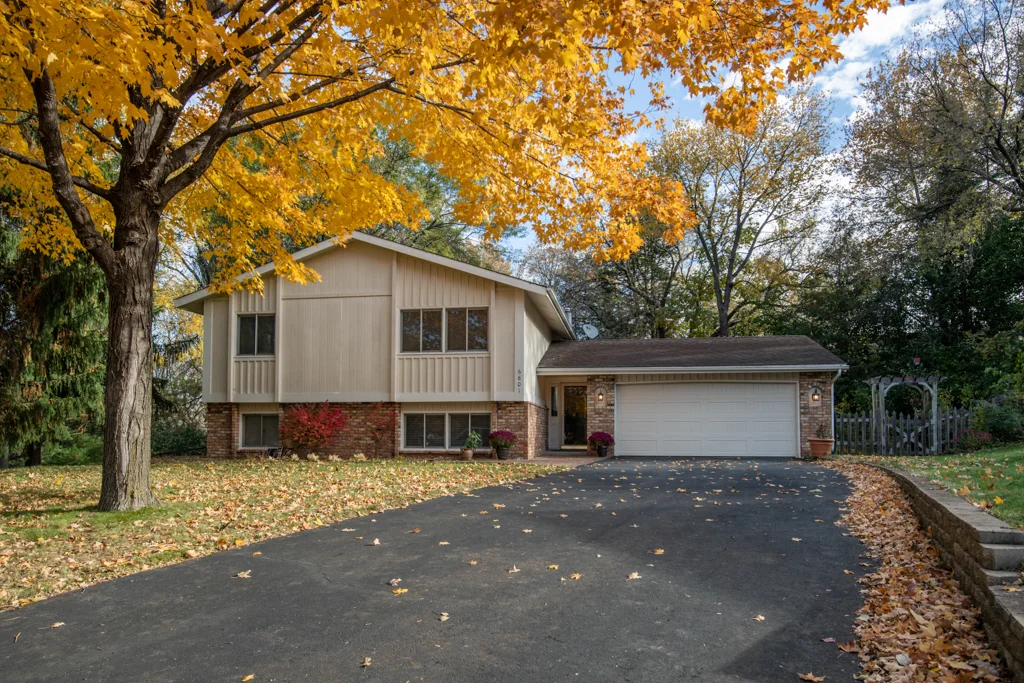 6801ParkViewLane-MLS-1.jpg