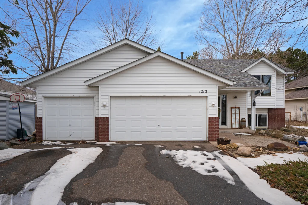 1212-18thAveSE-MLS-1.jpg