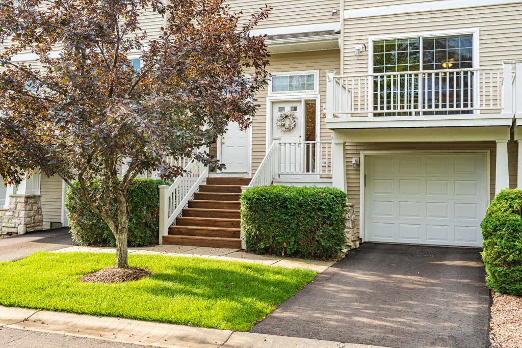 324 Willoughby Way W MLS-1.jpg