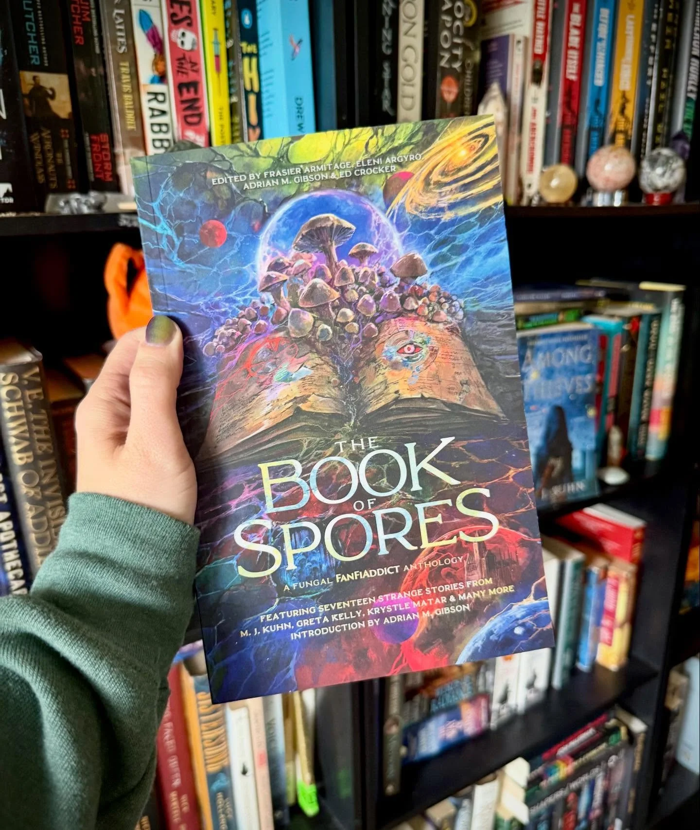 The first paperback proof of The Book of Spores has arrived and it is STUNNING!!!! And this is just the base paperback version&mdash;imagine how the deluxe hardcovers will look 🔥🍄🔥🍄

Thank you @mjkuhnbooks for the photos! (And her kitty Evie for 