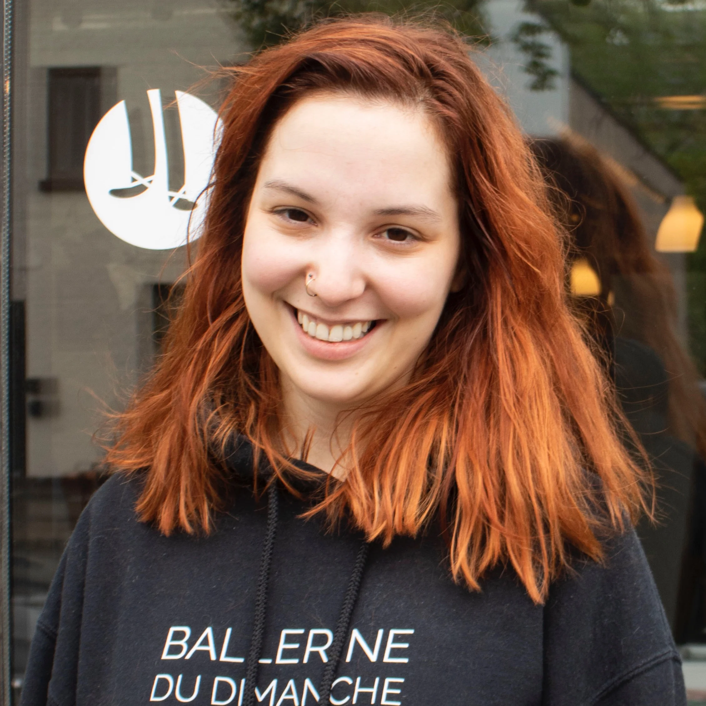 CLARA Responsable de l'accueil et du joli Fière maîtresse du plus beau chien saucisse du monde, Clara passe le plus clair de son temps à rêvasser à son prochain projet créatif. La définition même du sourire dans la voix, Clara pourra répondre à toutes vos questions, vous conseiller en chaussons et vous charmer pour la vie en deux temps, trois mouvements. Outre son amour du tricot, des vieilleries et des fleurs, Clara s’est donné pour mission de trouver le meilleur biscuit aux pépites de chocolat de la ville de Montréal. Étudiante en arts DEC Graphisme Maîtresse de chien saucisse et un véritable amour à côtoyer