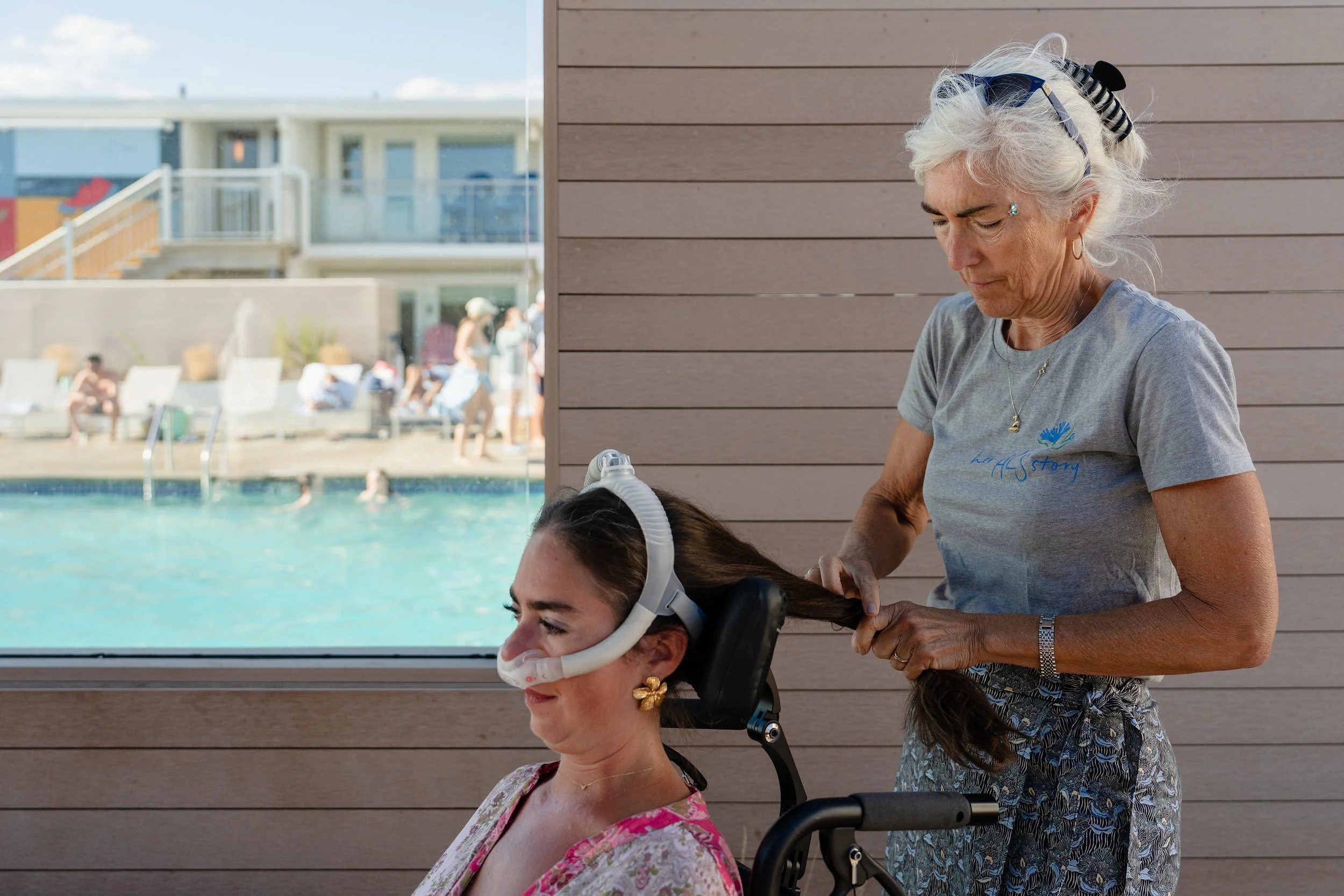 Susan Stavenhagen, right, does her daughter Leah’s hair.