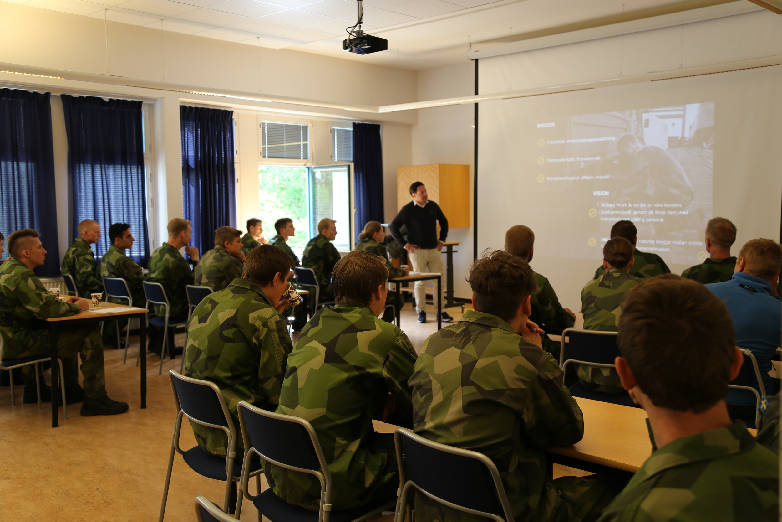 Elias och Marcus berättar om vilka civila karriärmöjligheter som öppnas när man klarat sig igenom den militära grundutbildningen och blir deltidstjänstgörande. 