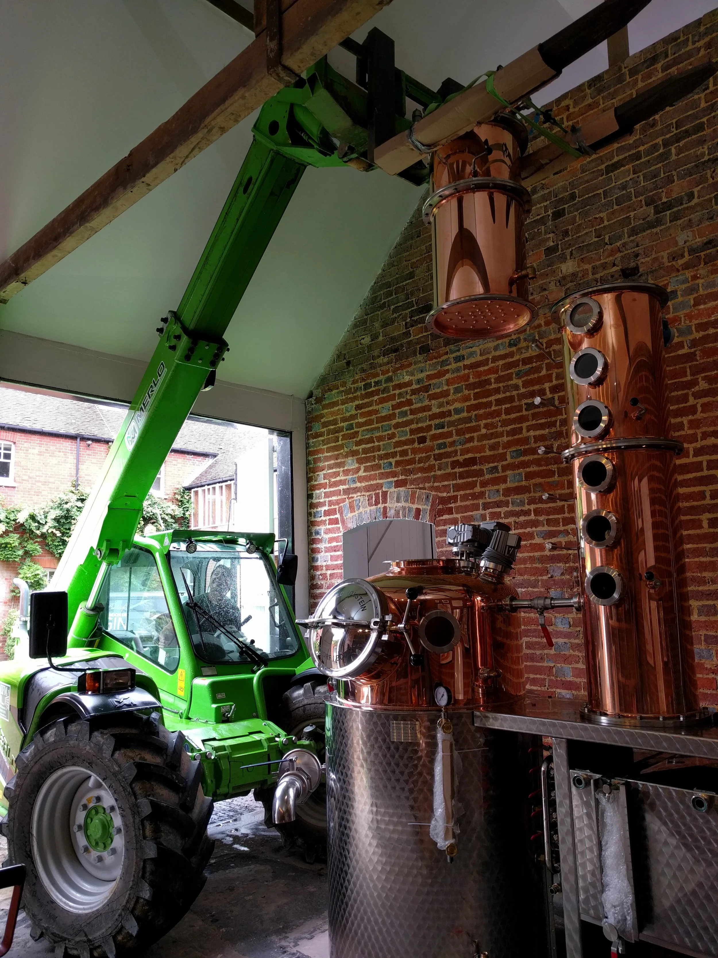 This is doctorate level telehandling. That bit in the air (reflux condenser & dephlegmator) weights about 350kg. I was having multiple anxiety attacks at this point.