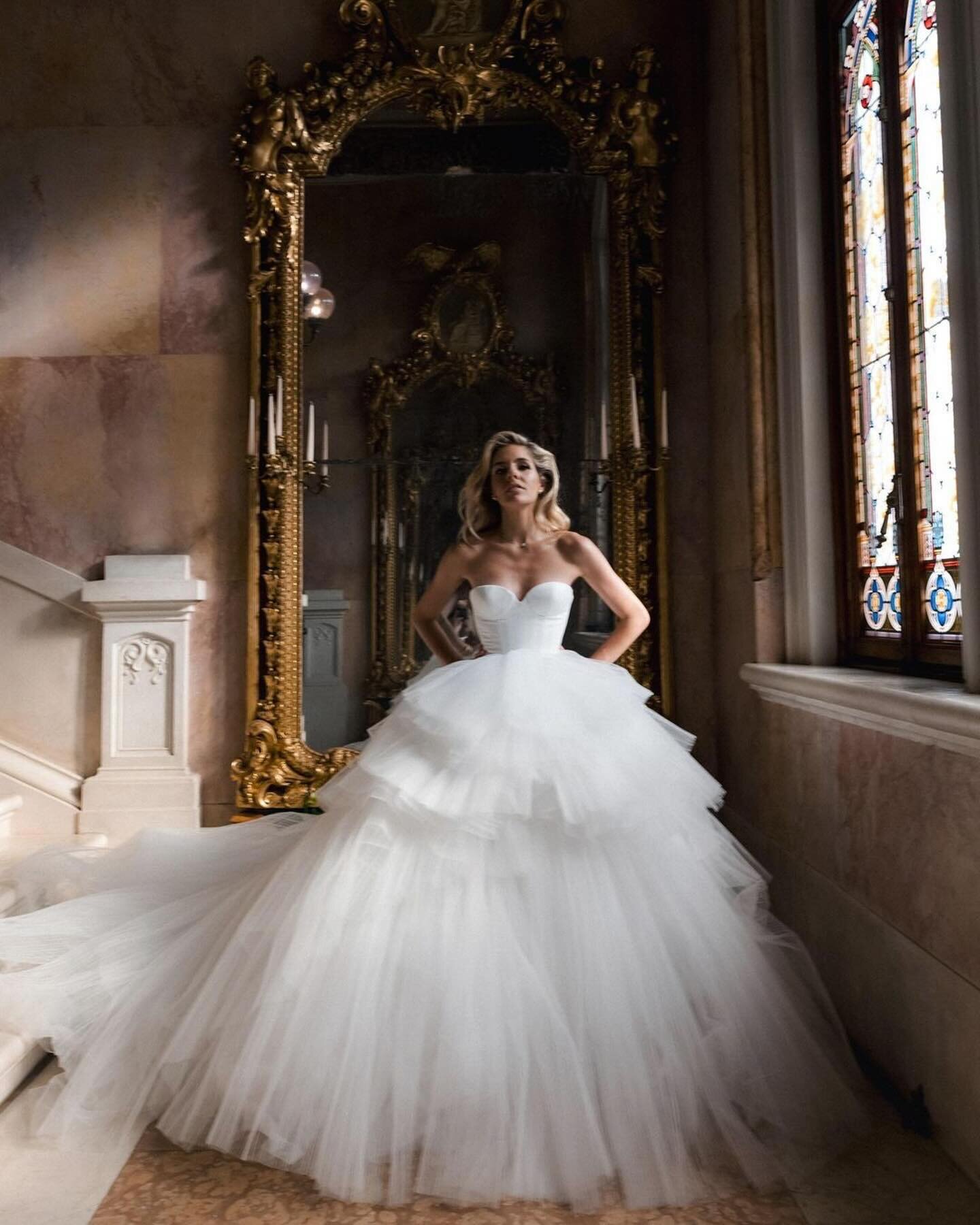 Lexi in her magnificent wedding dress looks like a princess in exquisite interiors of Villa Feltrinelli ✨

Wedding shoot by @andrewbayda_wed @nagornykh.nata.photo 
Venue @villafeltrinelli HM production @marcelabantea_weddingpreps 

#weddinginitaly #v