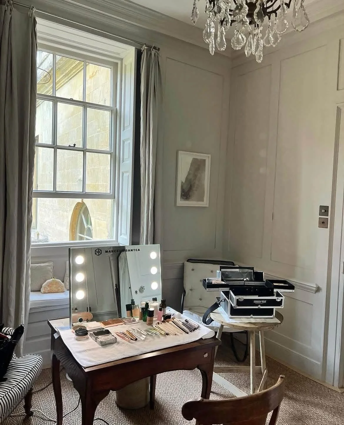 Life lately. The woman of mirrors🪞💫🪽🏹 Uk - Tuscany- Puglia 

#makeupartistlife