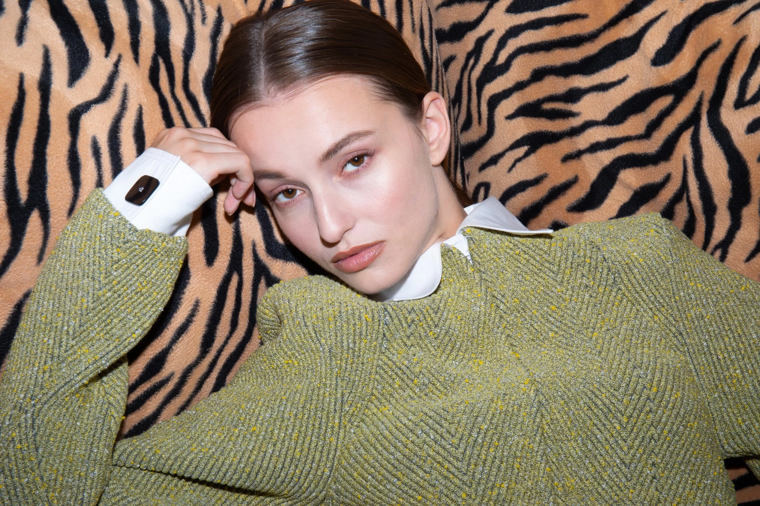 OFFICE HOURS Soft glam. Quiet attitude W @gabiwieczor @fashionmodel.it 

Beauty favorites used @merit @refybeauty @rowsebeauty @violette_fr