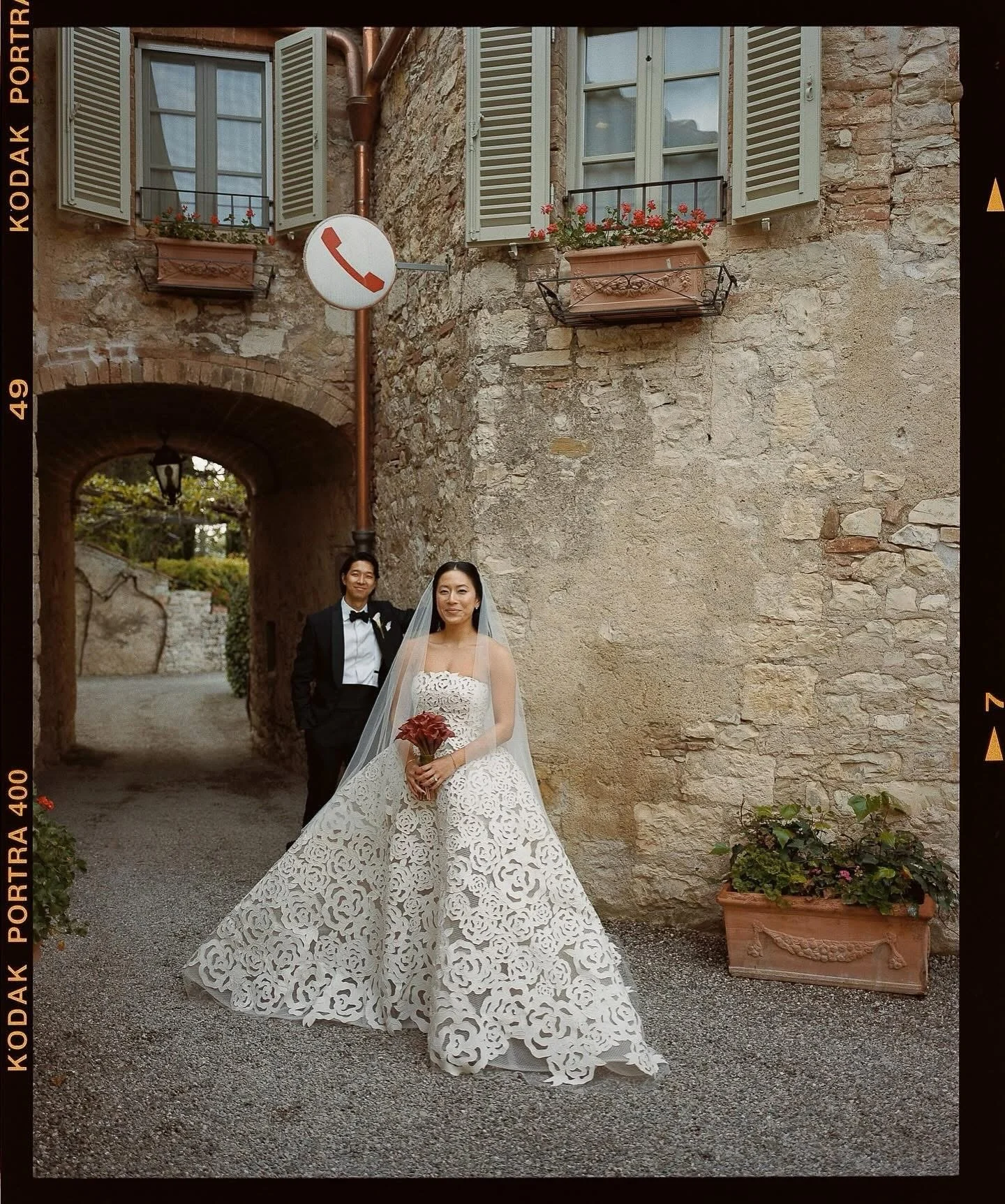 A Tuscan flashback 🤍 Remembering Allison and Michael&rsquo;s beautiful wedding.. intimate, authentic and filled with warmth, family and love, in the heart of Tuscany.

W @photosantucci @biancobouquetweddings @tuscanyflowers @marcelabantea_weddingpre