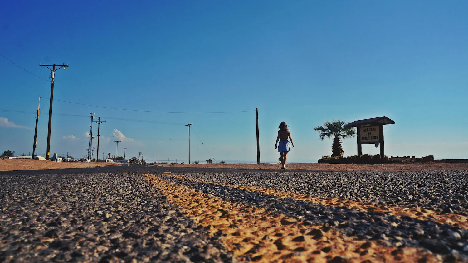 All the roads were deserted like this.