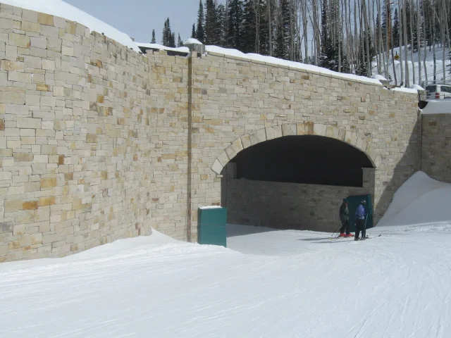 MSE Rock Filled Wire Face Retaining Wall with Natural Limestone Cladding