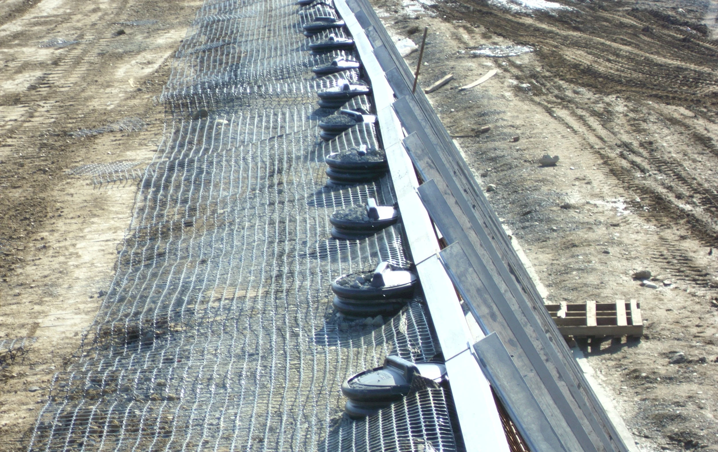 MSE Rock Filled Wire Face Retaining Wall with Natural Blue Stone Cladding
