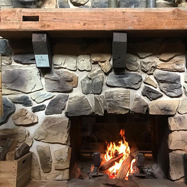 Tis the season to get cozy 🍂
___
#savageriverlodge #getcozy #bythefireplace #octoberchill