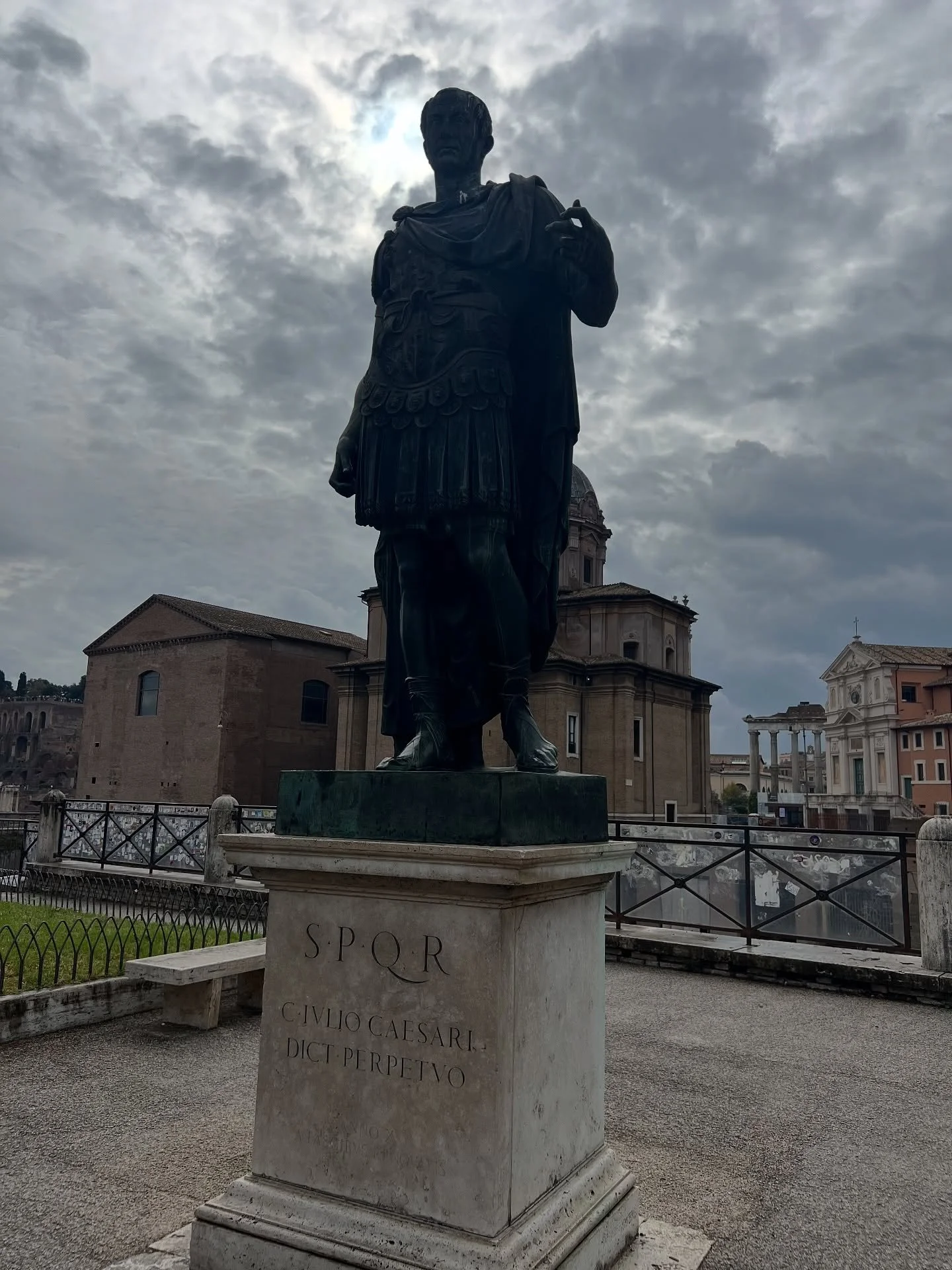 Veni, Vidi, Vici! More of terzo giorno (day 3) in Roma: no filters needed on this sightseeing adventure! We saw Julius Ceasar&rsquo;s temple, the ruins surrounding it (Foro Romana), the Arch of Constatine, the Colosseum (WOW), &amp; the beautiful gar