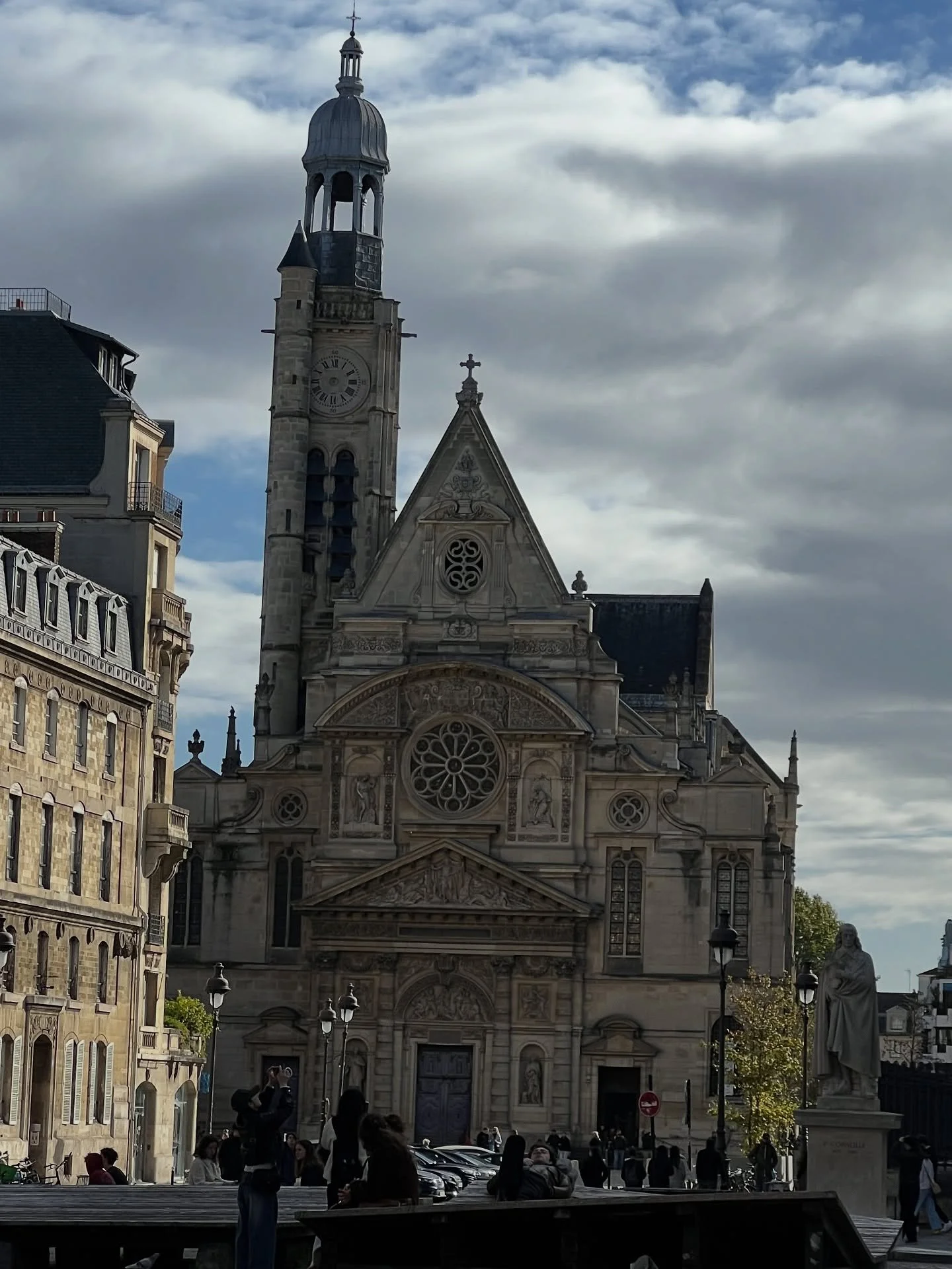 Day one in Paris involved enjoying the architecture in the city, delicious coffee &amp; refreshments &amp; amazing art at the D&rsquo;Orsay museum! More to come&hellip;. 🖼️ 🗿🗽💖