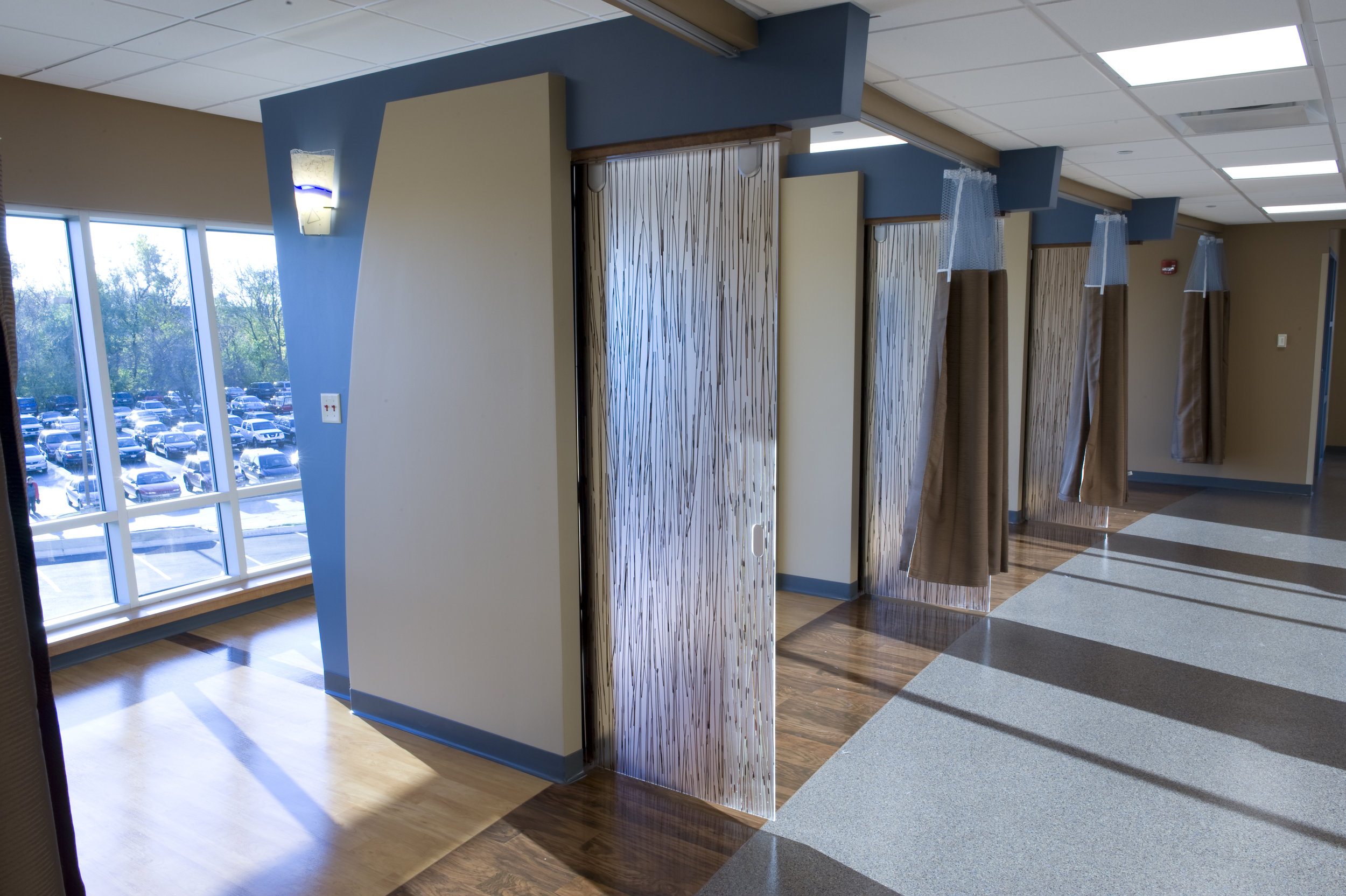  Infusion treatment bays feature sliding doors and curtains for different privacy needs. 