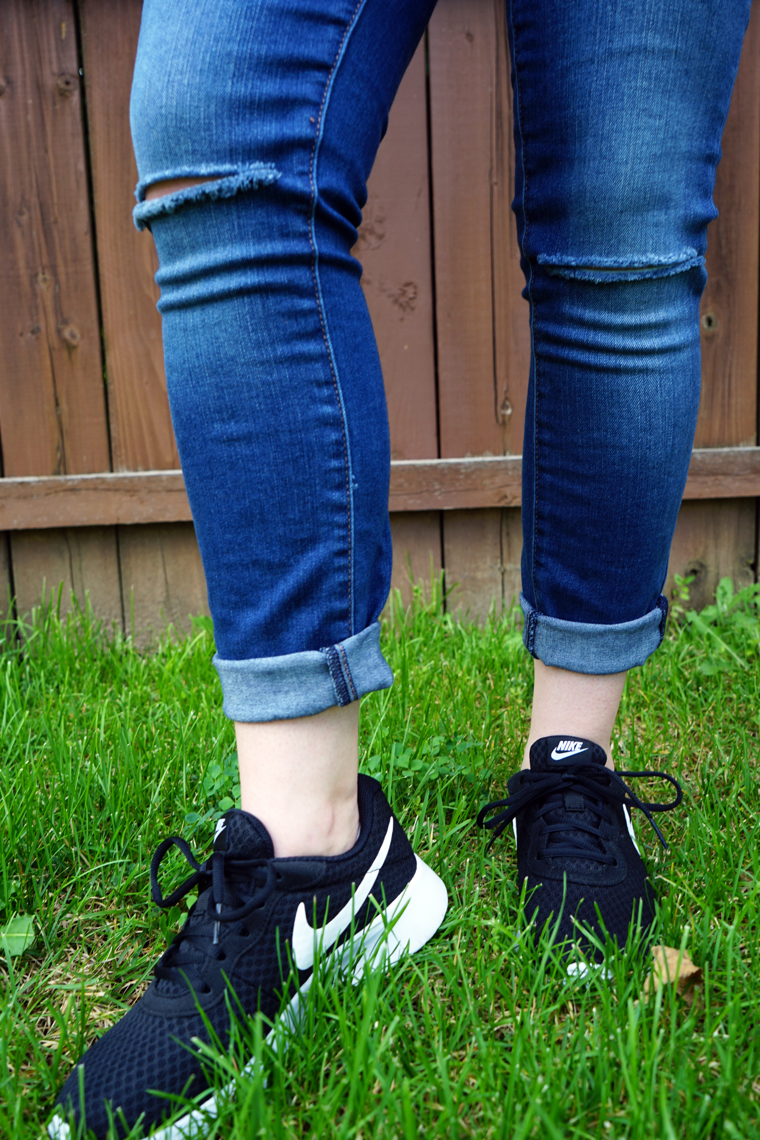 Nike Tanjun Sneakers, Articles of Society Sarah Distressed Raw Hem Skinny Jeans Rodeo, Zara striped blouse, Ray Ban New Wayfarer - Maggie a la Mode The Sneaker Trend