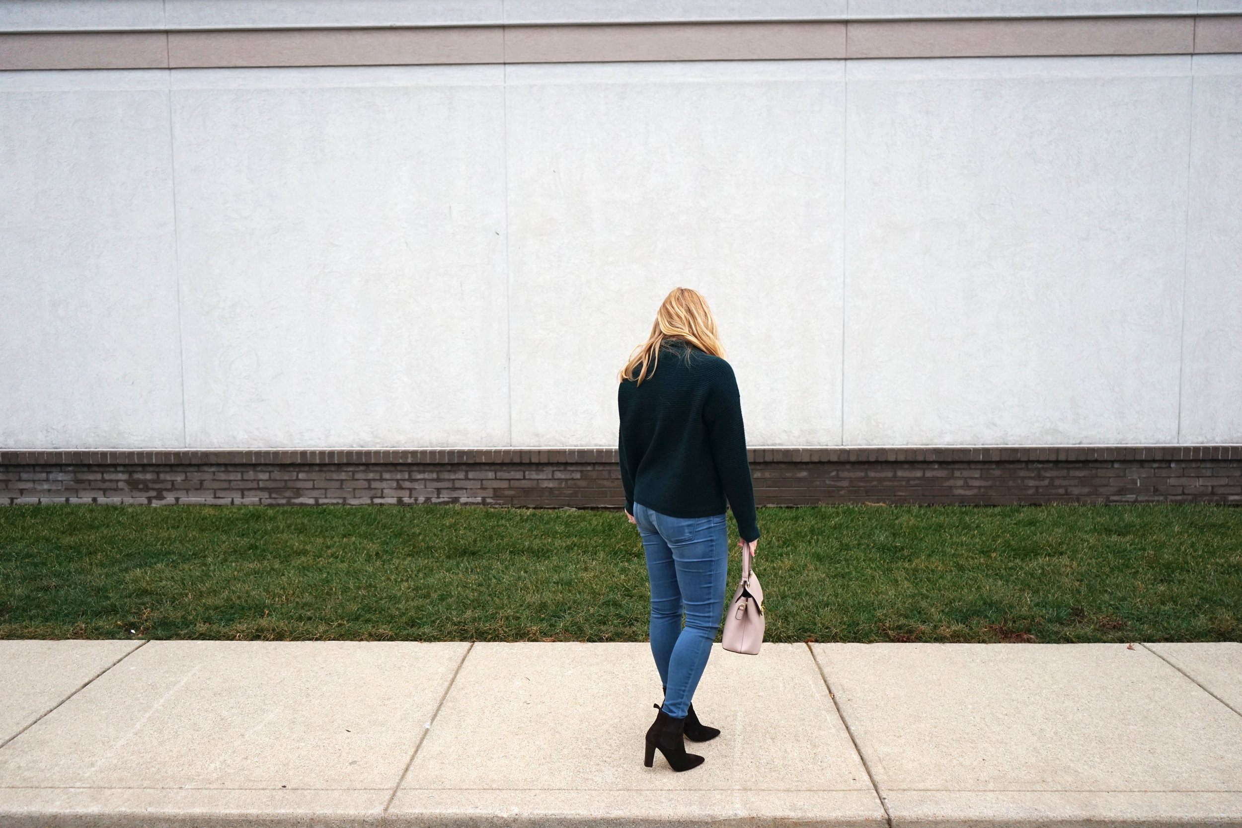 Maggie a la Mode - Madewell Southfield Mockneck sweater, J Brand 620 Super Skinny Jeans Impulse, M Gemi The Avanti Boot, Camelia Roma Leather Handbag Cameo