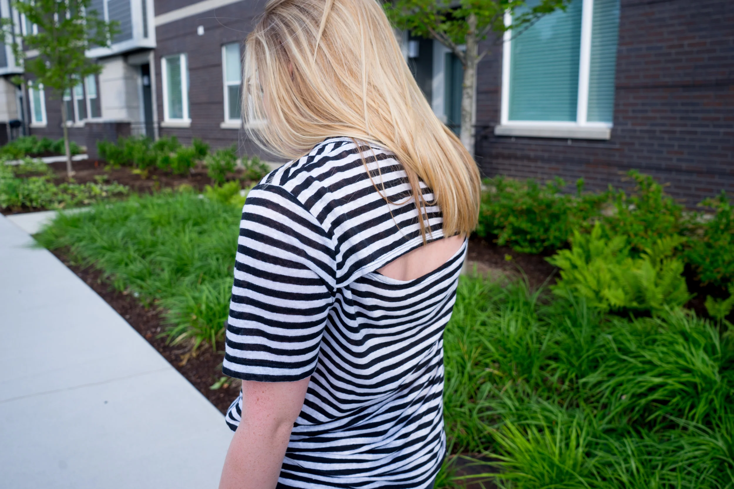 Maggie a la Mode - ALC Joels Stripe Linen Tee, J Brand 811 Mid-Rise Skinny Jeans, Madewell The Octavia Studded Sandal, ZAC Zac Posen Eartha Iconic Small Double Handle Satchel