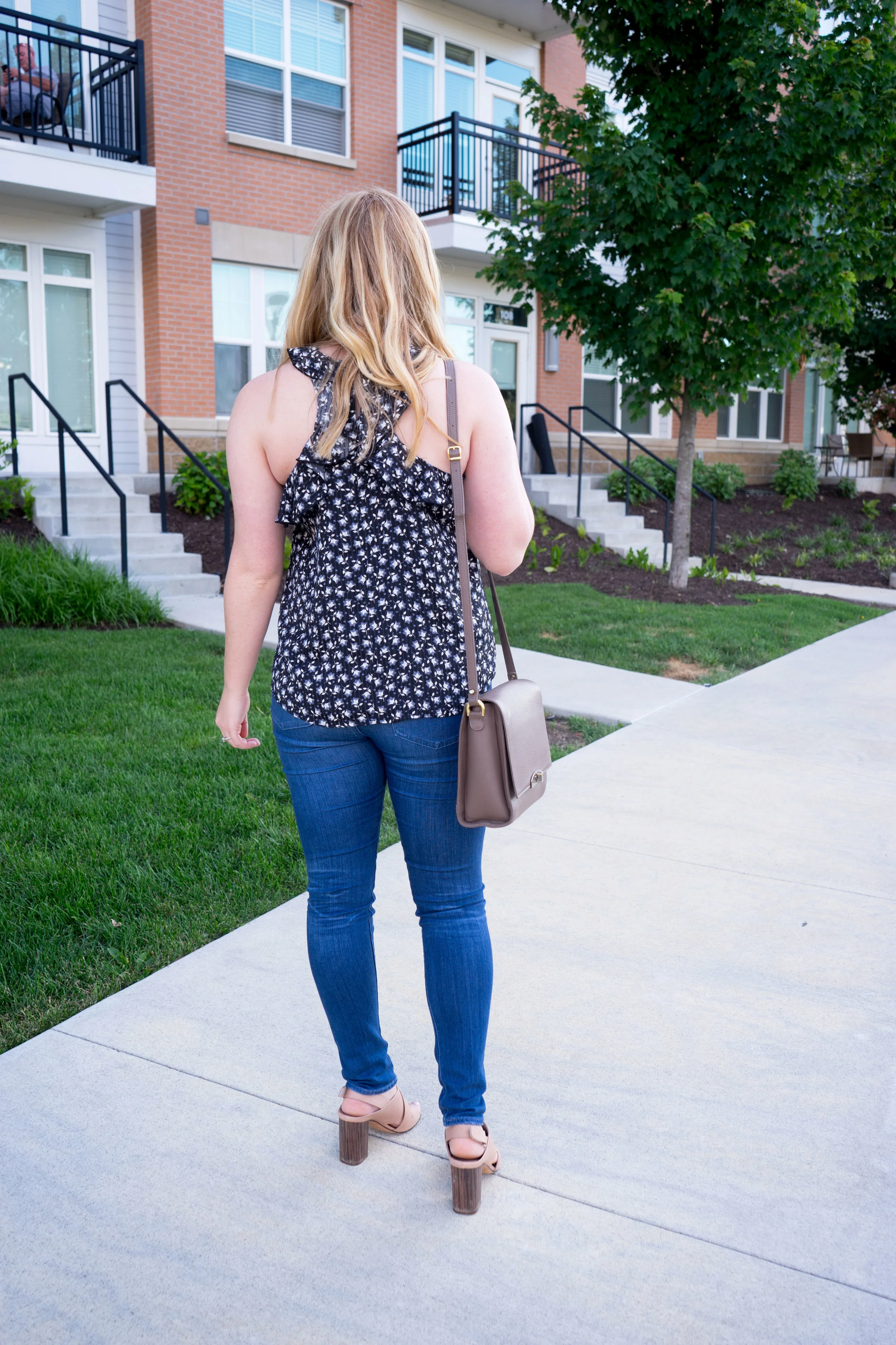 Maggie a la Mode - Ann Taylor LOFT Floral Ruffle Back Shell, AG Farrah Skinny Jeans, Vince Faine Sandals, Cuyana The Shoulder Bag