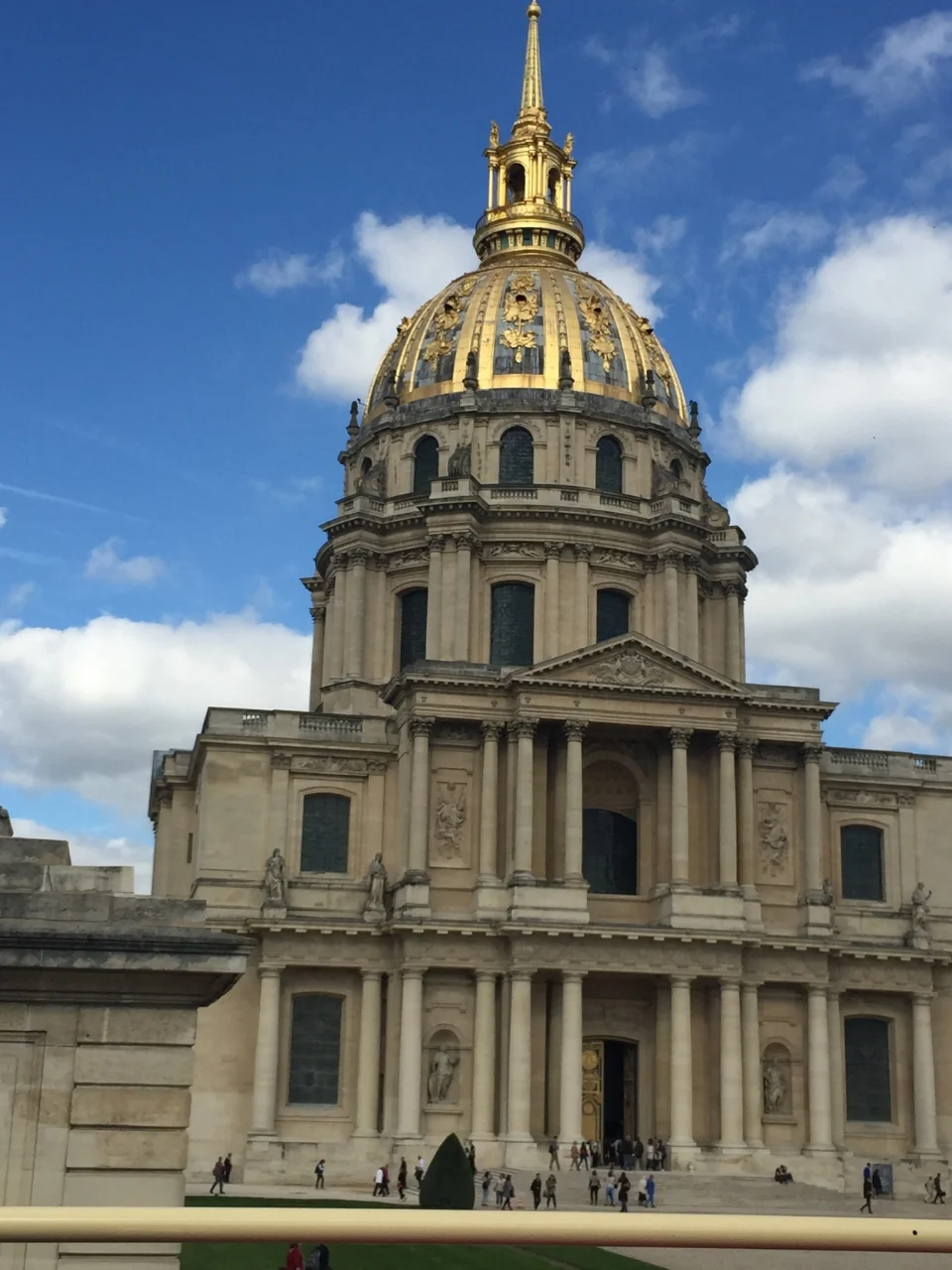  The top of this building is made out of 100% real gold. 