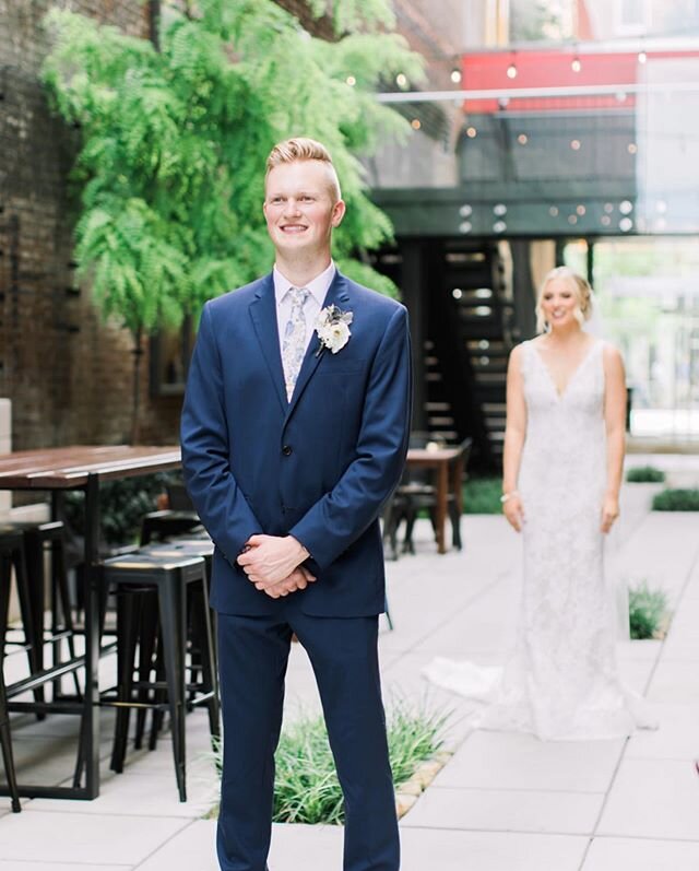 👀 Swipe to see Joey &amp; Taylore&rsquo;s first look! ❤️
&bull;

#mykentuckybride #brides #kentuckywedding #kentuckyweddingphotographer #louisvilleweddingphotographer #lexingtonweddingphotographer #cincinnatiweddingphotographer #stylemepretty #marth