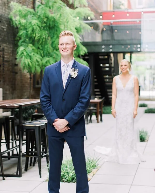 👀 Swipe to see Joey &amp; Taylore&rsquo;s first look! ❤️
&bull;

#mykentuckybride #brides #kentuckywedding #kentuckyweddingphotographer #louisvilleweddingphotographer #lexingtonweddingphotographer #cincinnatiweddingphotographer #stylemepretty #marthastewartweddings