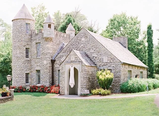 @yewdellgardens showing off with @chelsea__shields wedding dress
&bull;
Planning &amp; design: @whitecatweddings
&bull;

#marthaweddings #joywed #fineartcuration #mykentuckybride #stylemepretty #bridalmusings #sobridaltheory #meaningfulwedding #ruffl