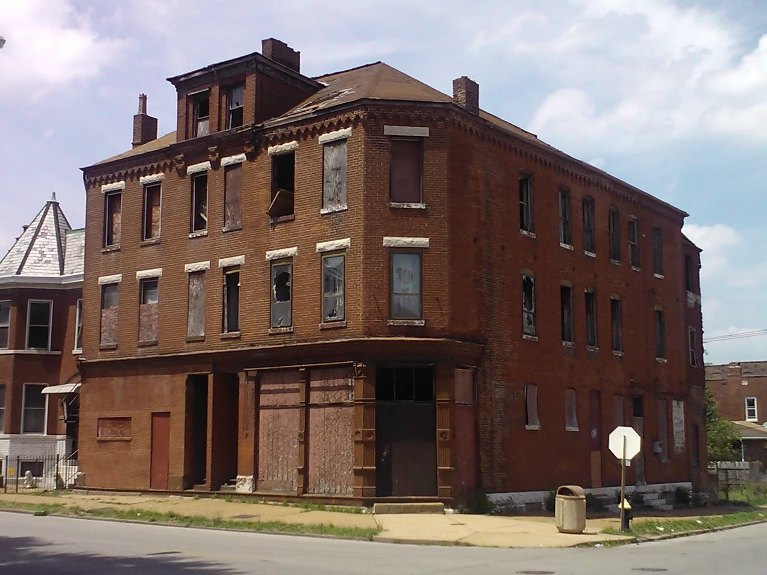 2801 Magnolia outside.jpg