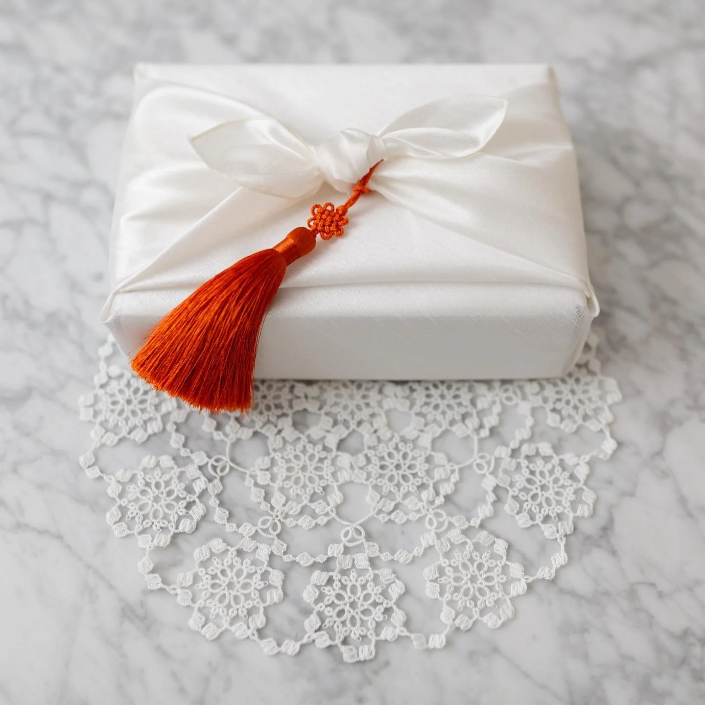 Wrapping gifts with bojagi.
I chose warm, coordinated tones for a cohesive presentation, paired with a handmade tatted doily beneath.

보자기로 선물을 포장해보았습니다.
전체적으로 조화로운 분위기가 되도록 따뜻한 색감을 맞추고, 아래에는 핸드메이드 태팅 도일리를 함께 매치해보았습니다.
