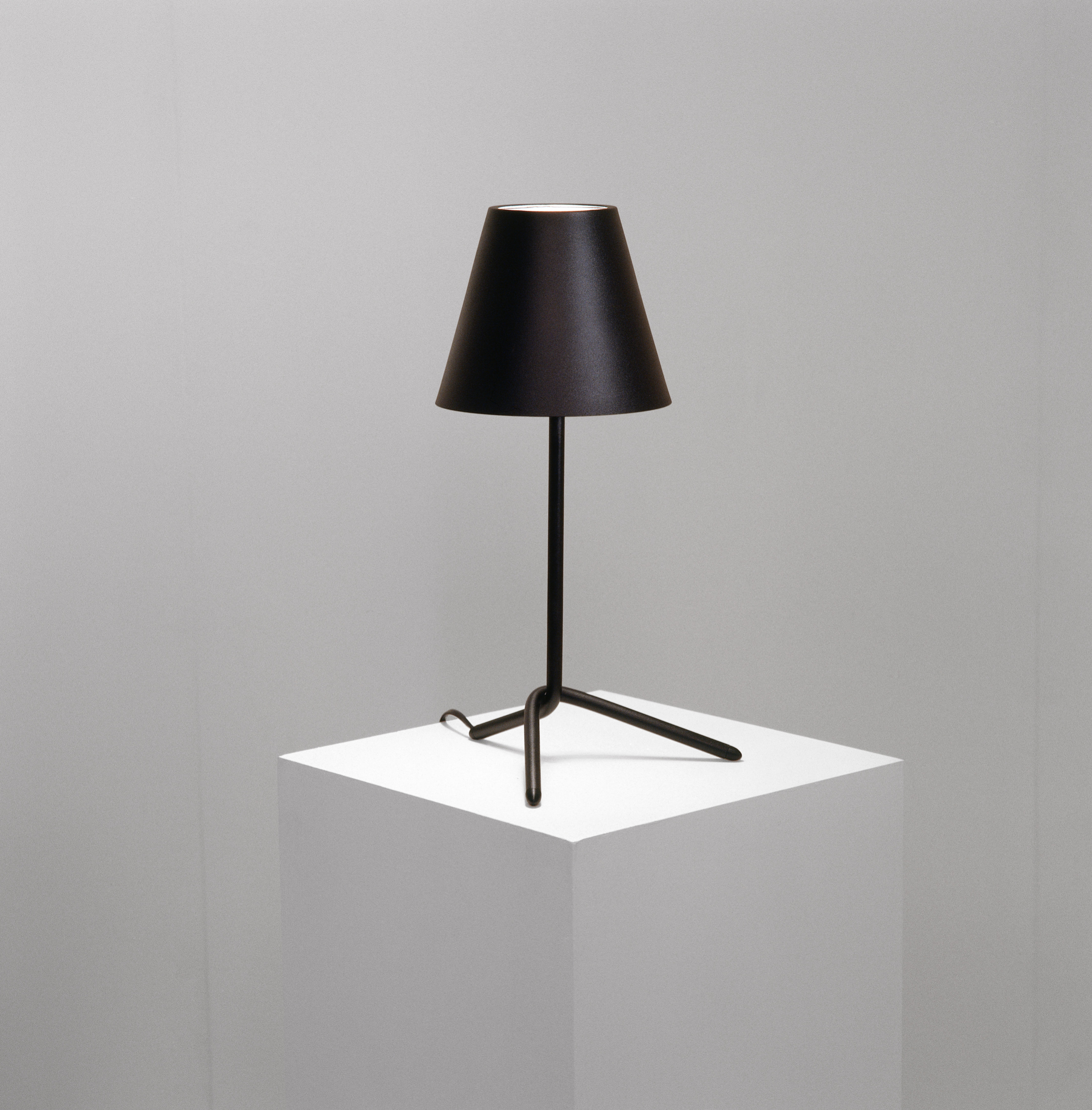 Shady Table Lamp in black
