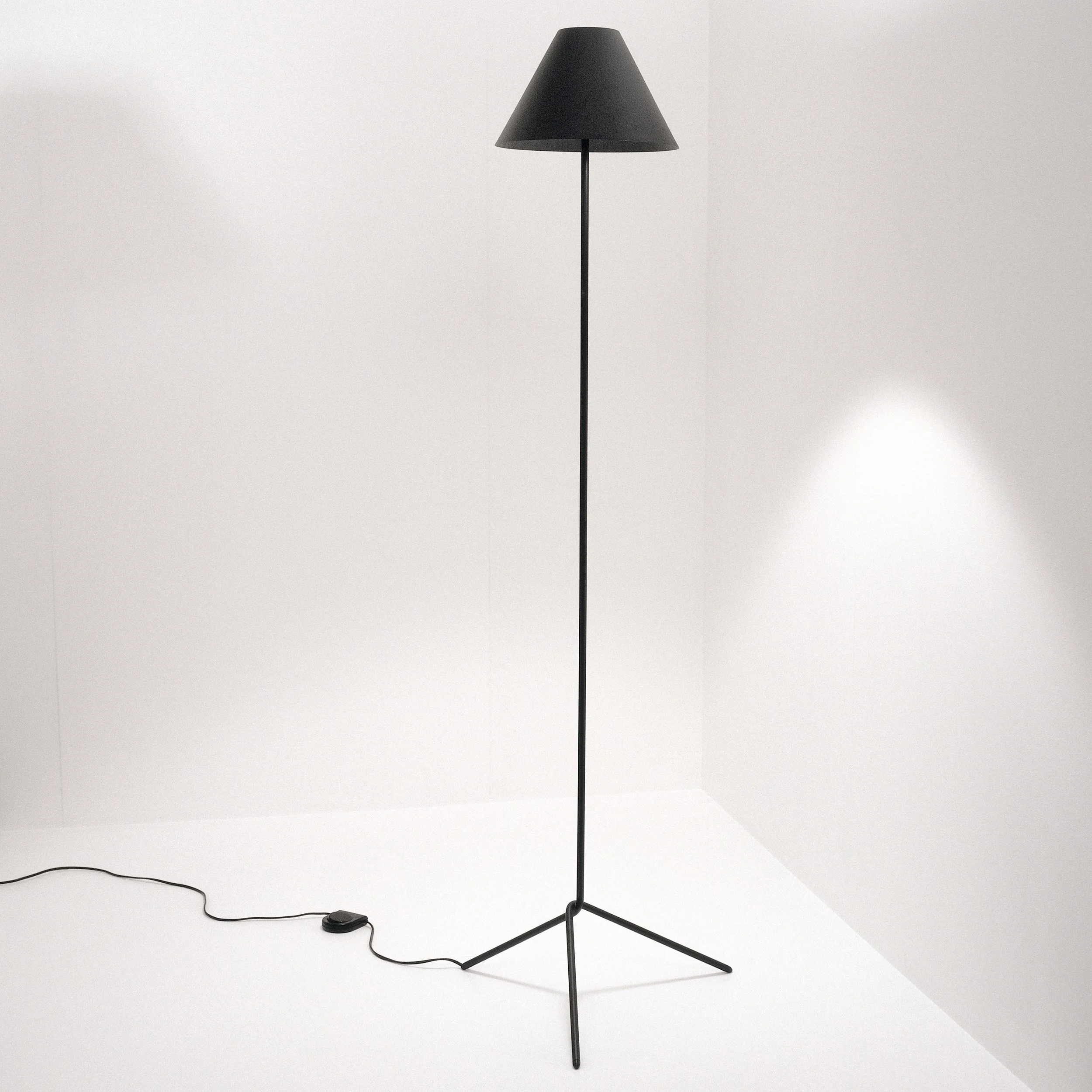 Shady Floor lamp in black