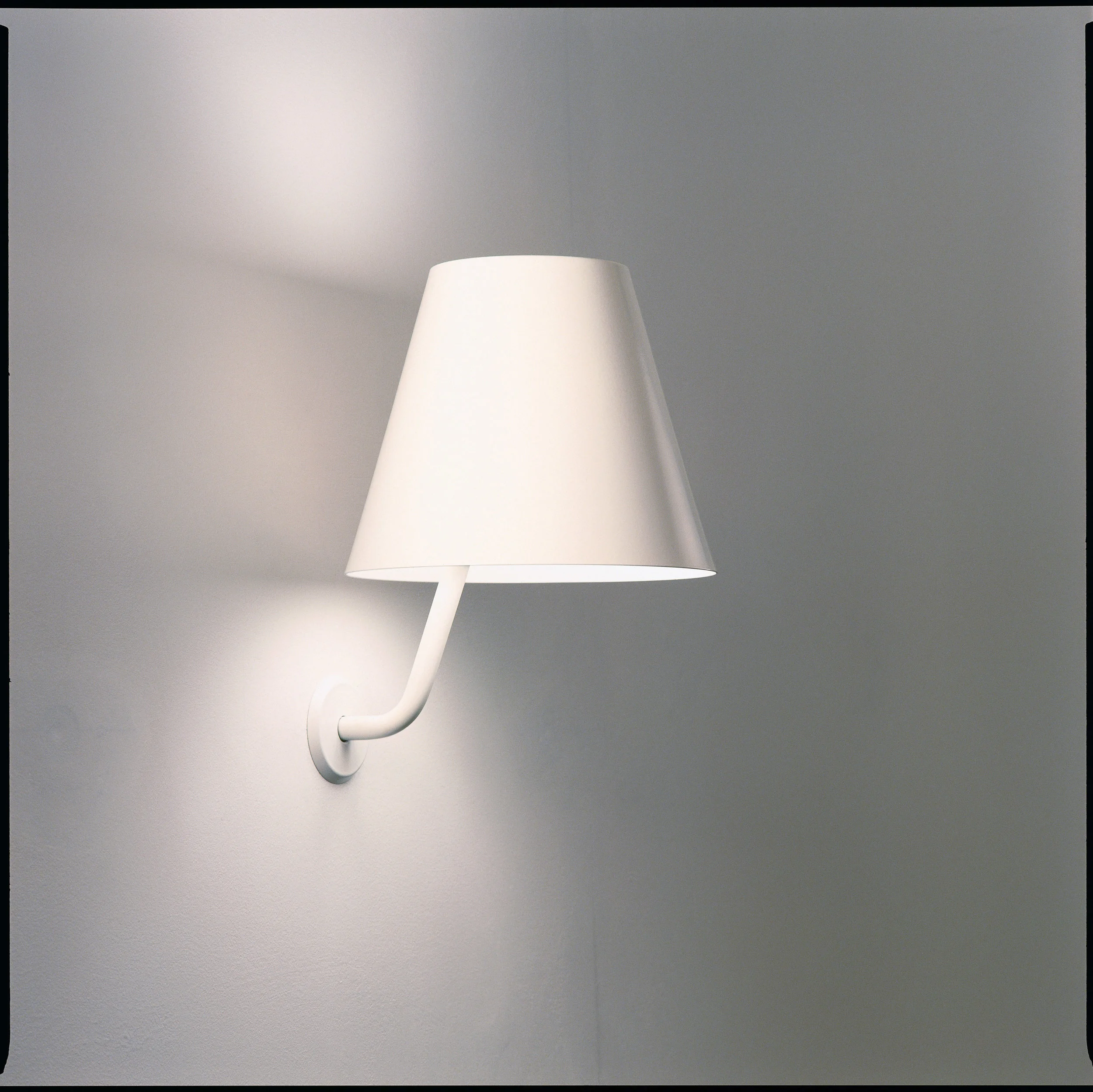 ISM Objects_Shady Wall_White_01.jpg