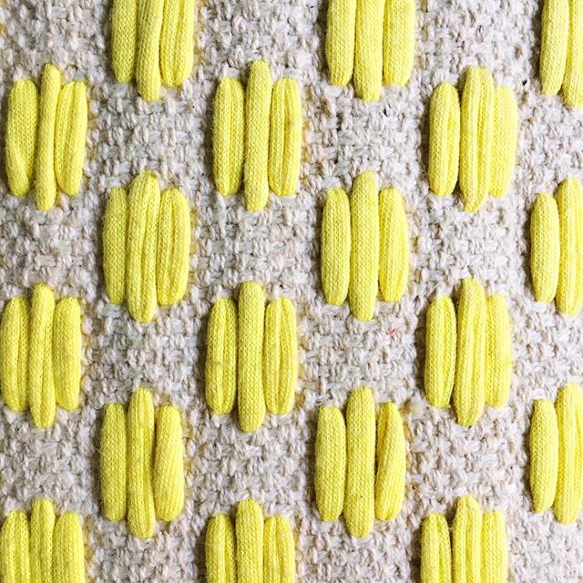 💛 I always thought I would get sick of this pillow, but after years it still makes me happy. #nester #youcanneverhaveenoughthrowcushions #yellow #happy #creativedirector