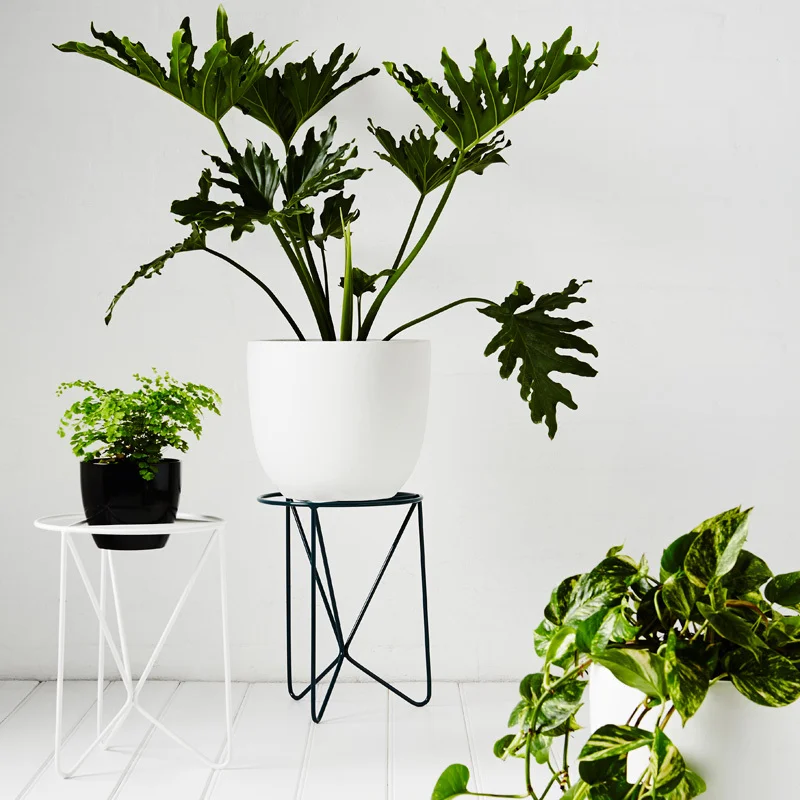 The Butterfly - The Butterfly is suited to a wide range of pot shapes and sizes. Larger pots and drip trays can sit flat on the wide surface area whilst smaller pots can sit within the triangular support. 