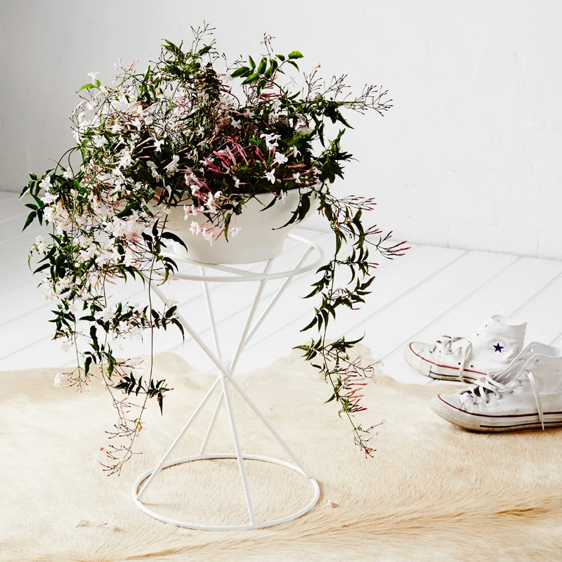 The Hourglass - The Hourglass is suited to a wide range of pot shapes and sizes. Larger pots and drip trays can sit flat on the wide surface area whilst smaller pots can sit within the triangular support.
