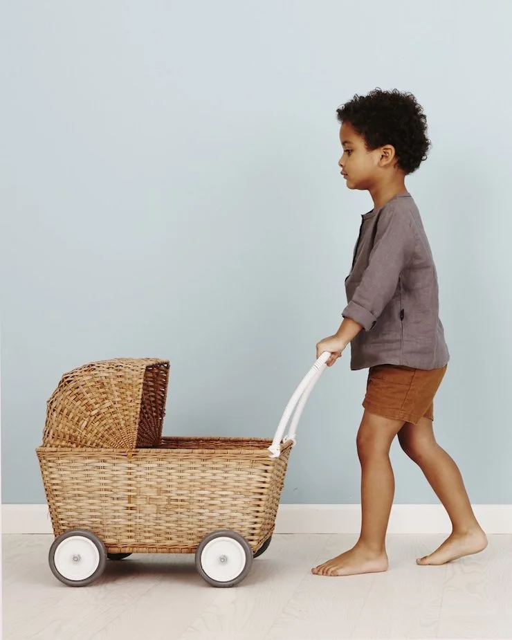 STROLLEY | A new kind of convertible, the sturdy and substantially sized Strolley transforms from trolley to stroller with just a flip of its lid.