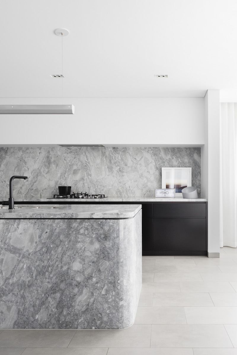 Fisher & Paykel oven, cooktop and rangehood in the Broad Residence kitchen that is an extension of the living area | Interior design: Baldwin & Bagnall | Project photographed by: Katherine Lu