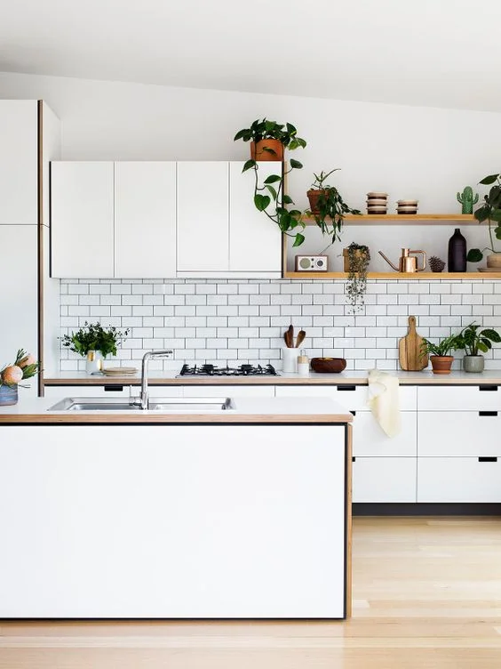 Thinking of tiling your kitchen splash back? Our top 5 white designs to get you on your way!