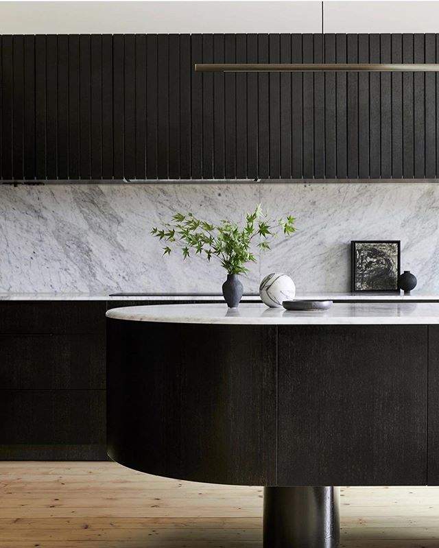 Black, marble, curves &amp; panelling... this kitchen has all our loves! 🖤
The latest in the @fisherpaykel series for @thelocalproject Ridgeway House by @ha_arc has us weak at the knees!
Photography @derek_swalwell 
Styling @becksimonstylist 
Build 