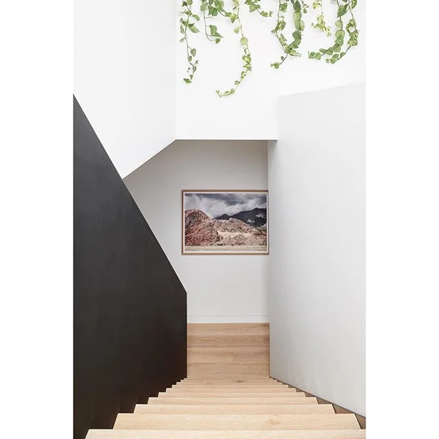 When I laid my eyes upon &lsquo;Sandstorm&rsquo; Oak flooring from @kustomtimber I knew I had found our board! It is the perfect shade of natural oak, it&rsquo;s creamy, has the slightest ash undertone and no contrasting knots - absolute perfection in my eyes! 💛 On the blog today I chatted with timber flooring specialists @kustomtimber about what exactly engineered flooring is, why it&rsquo;s great and everything else you need to know about it! Swipe up in stories or link in bio! #dotandpoptapp 
Building Design &amp; Construction @thealbertparkbuilder 
Interior Design @dotandpop 
Style Assist @aboutkp 
Photography @simonshiffsays