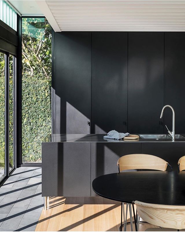 A black kitchen with all the natural light 🖤 
Light Box House by @crossonarchitects 
As featured on @thelocalproject 
Photography @simon.c.wilson