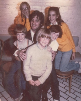 Peter Sklar in 1981 WITH “BEGINNINGS” SHOWCASE CAST: (clockwise from front): Justin Henry ( Kramer Vs. Kramer, Sixteen Candles ), Jon Ward (TV Pilot: Charles in Charge, Me & Max, Beans Baxter ), Liz Ward, Sarah Jessica Parker ( Girls Just Want to Have Fun, Footloose, L.A. Story, Sex and the City ), Allison Smith ( Annie, Kate & Allie, The West Wing )