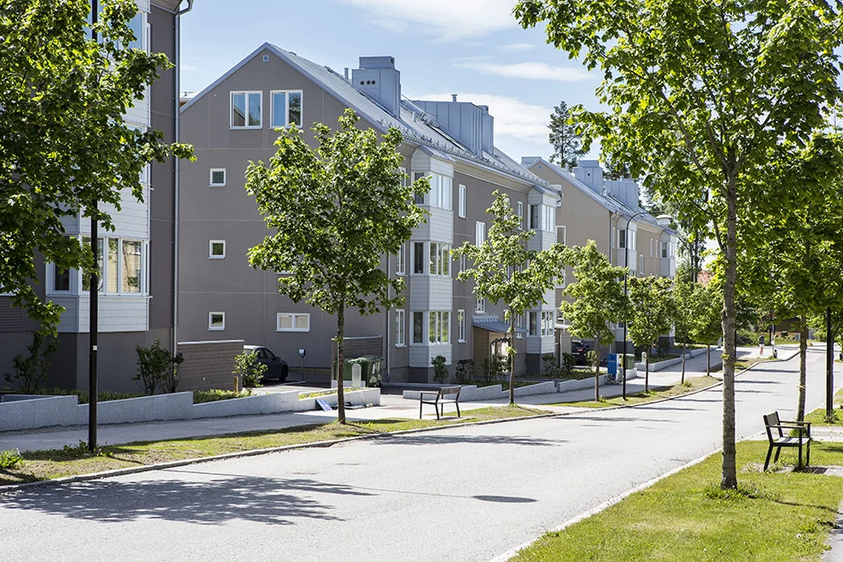 Smaa-Huddinge-Vistaberg-Tradgardsstad-Lagenheter-Exterior-Gata.jpg