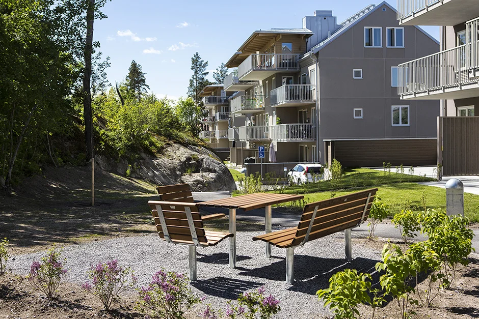 Smaa-Huddinge-Vistaberg-Tradgardsstad-Lagenheter-Exterior-Sittplats.jpg