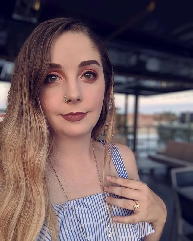 I tell y'all what, portrait mode works some serious magic 🧙 🔮✨
&bull;
&bull;
&bull;
&bull;
#shamelessselefie #potraitmode #goldenhour #portraitmodeismagic #summernights