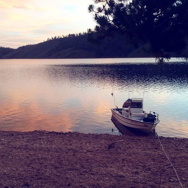 #tbt to last year's vacay. I'm serious need of one now 🙃🏞️
&middot;
&middot;
&middot;
#vacay #vacation #ineedavacation #lakegranby #laketrip #boattrip #sunset #granby #lakeside #camping #camper #campingtime #beoutside #natureismytherapy